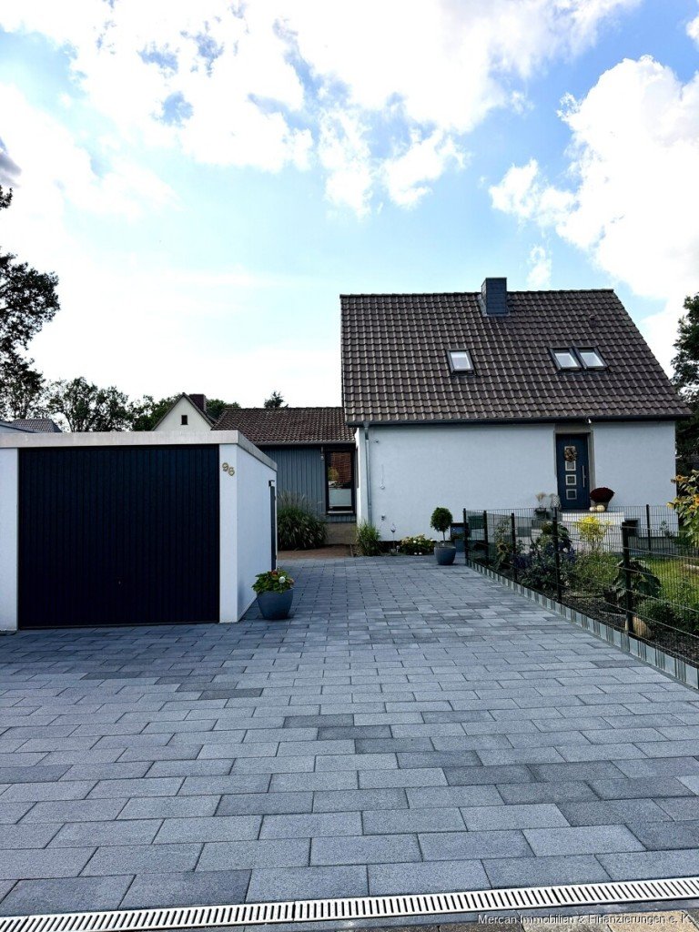 1.Au�enansicht 1 Celle / Wietzenbruch Einfamilienhaus neuwertiges Freistehendes Einfamilienhaus mit 2 Garagen, 2 Terrassen und Vollkeller